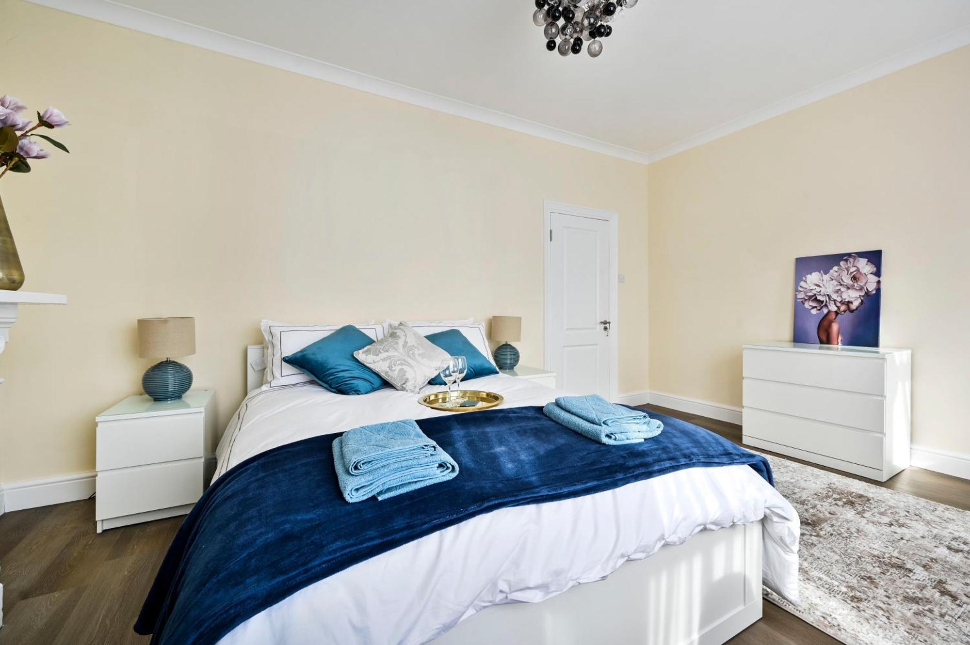 A Two Bedroom A Stride Away From Meridian Greenwich Londra